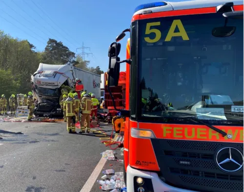 Unter Einsatz von hydraulischem Rettungsgerät konnten die alarmierten Einsatzkräfte von Feuerwehr und Rettungsdienst den schwer verletzten Fahrer aus seinem stark deformierten Fahrerhaus befreien.