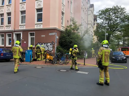 Ein Keller brennt im Stadtteil Linden-Süd