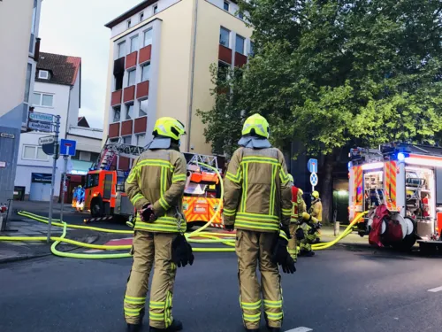 Feuerwehrleute vor einem Haus in der Arndtstraße