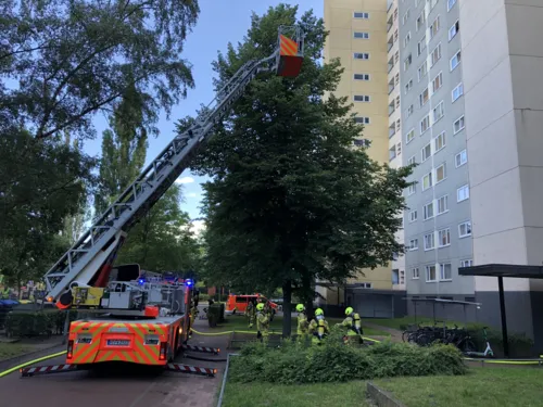 Eine Wohnung brennt in einem Hochhaus