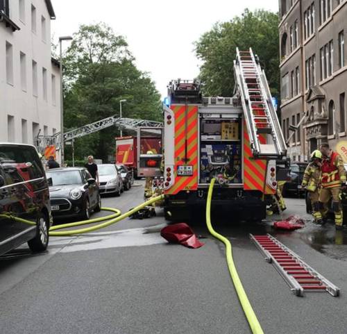 Die Feuerwehr Hannover vor einem Haus im Stadtteil Linden