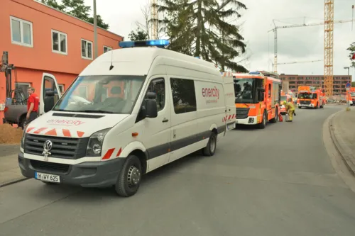 Autos von der Feuerwehr und von der Firma Enercity