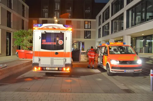 Rettungswagen vor einem Haus