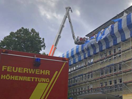Am Gebäude des Finanzamtes Hannover Mitte stürzten in ca. 20 m Höhe Teile eines Baugerüstes ein. 