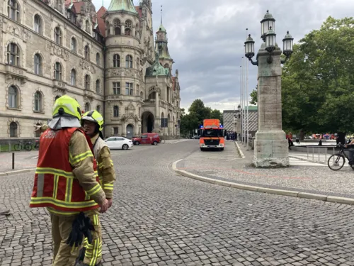 Feuerwehrmänner vor dem Neuen Rathaus