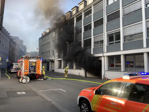 Ein Parkhaus brennt