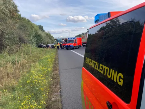 Unfall zwischen zwei Autos auf der Autobahn