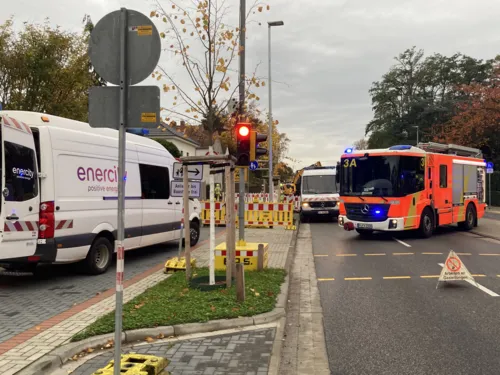 An der weiträumig abgesperrten Einsatzstelle führte die Feuerwehr umgehend Messungen durch und bereitete sich auf eventuelle Löschmaßnahmen vor.