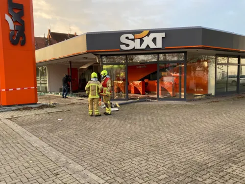 Zwei Feuerwehrleute vor einem Gebäude
