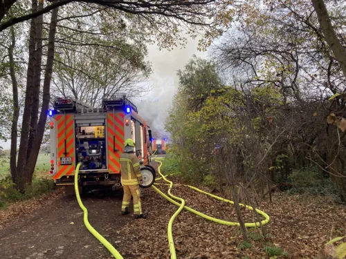 Ein Feuerwehrauto und ein Feuerwehrmann.