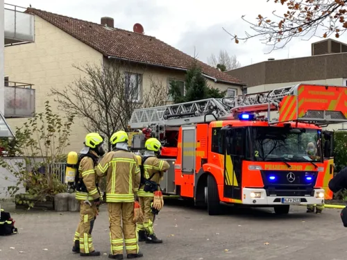 Feuerwehrleute und ein Feuerwehrauto