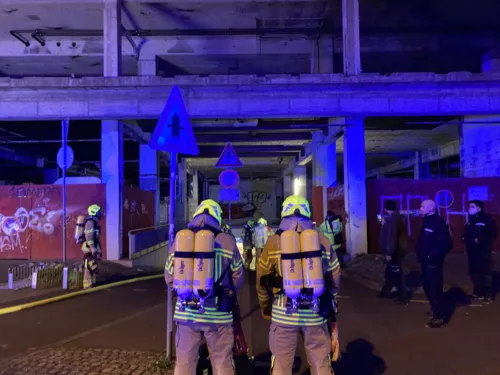 Zwei Feuerwehrleute