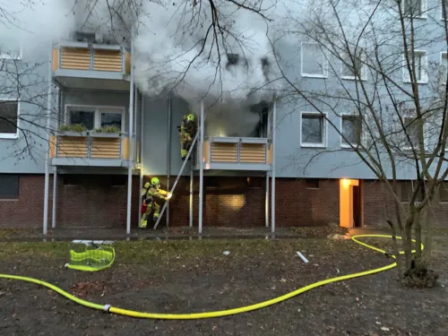 Aus einer Wohnung kommt Qualm