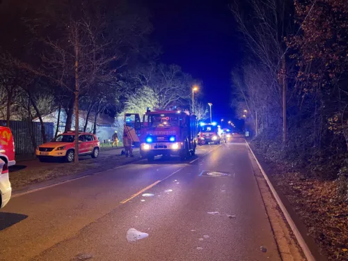 Feuerwehrautos auf der Straße.