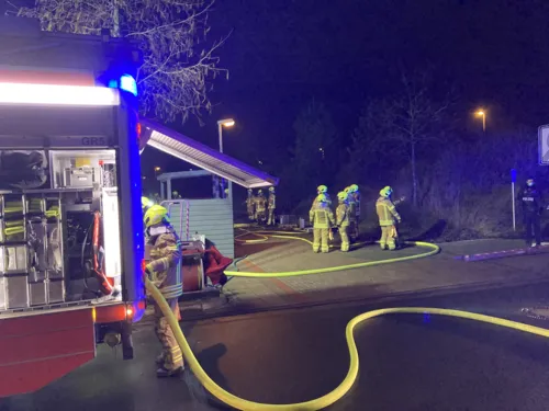 Ein Feuerwehrauto und Feuerwehrkräfte