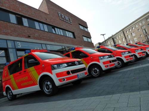 Feuerwehrdezenent Dr. Marc HAnsmann übergibt sechs neue Notarzteinsatzfahrzeuge an die Feuerwehr.