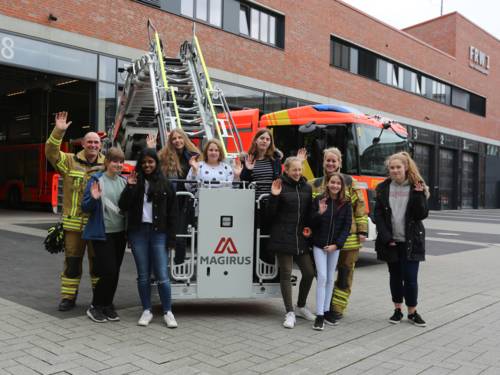 Neben den Löschfahrzeugen wurden auch die diversen Spezialeinsatzfahrzeuge der Wache 1 vorgestellt. Für die acht Schülerinnen Kira, Arthana, Anjulina, Ronja, Nele, Rebecca, Denise und Emilia (v.l.) wurde es in der FRW1 nach dem gemeinsamen Mittagessen noch einmal so richtig spektakulär. Sie hatten die Gelegenheit mit dem Drehleiterfahrzeug die Wache von oben zu erkunden. 