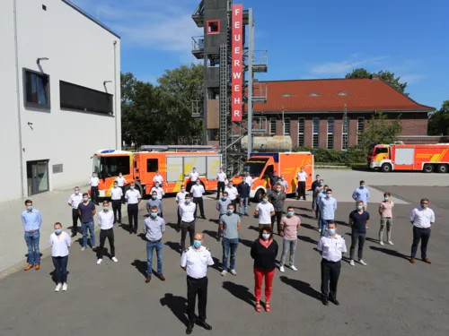 39 auszubildende Notfallsanitäter*innen und Brandmeisteranwärter*innen starten ihre Karriere bei der Berufsfeuerwehr