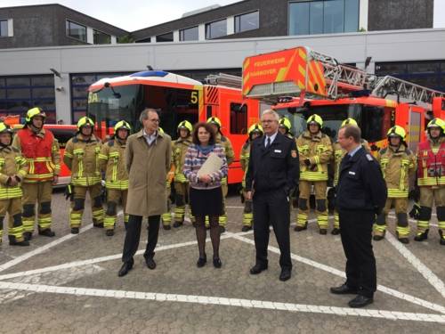 Die hannoversche Feuerwehrdezernentin Rita Maria Rzyski und Laatzens Bürgermeister Jürgen Köhne sowie die Leiter der Feuerwehren Claus Lange und Sebastian Osterwald stellten heute die neuen Feuerwehrhelme vor. 