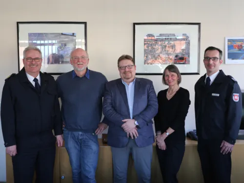 Feuerwehrchef Claus Lange (li.) verabschiedet Martin Schmidt (2. v.l.) und begrüßt den neuen Kulturgutschutzbeauftragten Dr. Uwe Heckert (Mitte).  Ebenfalls anwesend waren die stellvertretende Kulturgutschutzbeauftragte Dr. Cornelia Regin (2. v.r.) sowie der bei der Feuerwehr für den Notfallverbund verantwortliche Einsatzplaner Matthias Holz