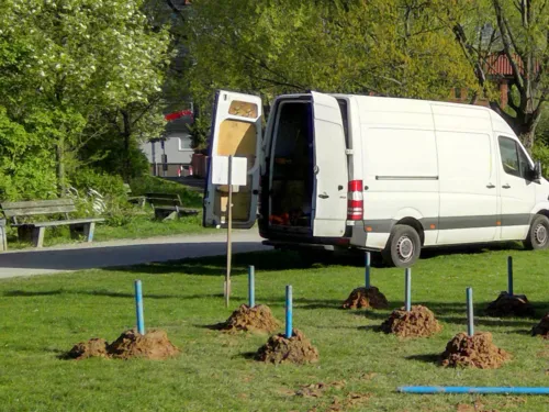 Oberflächensondierungen an einem Verdachstspunkt auf einer Rasenfläche (Symbolbild)