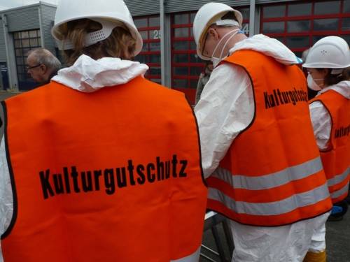 Mitarbeiter des Notfallverbundes Kulturgutschutz in Schutzkleidung
