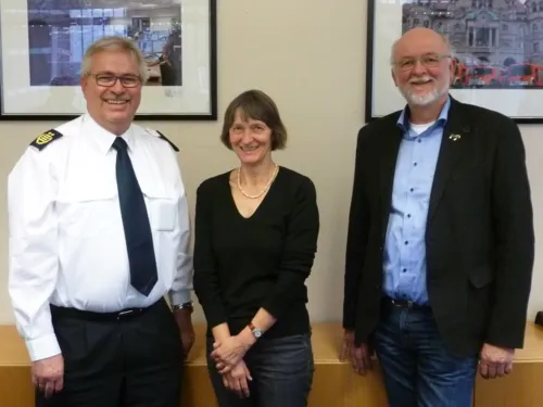 Feuerwehrchef Claus Lange (li.), begrüßt den neuen Kulturgutschutzbeauftragten Martin Schmidt (re.) und verabschiedet Dr. Cornelia Regin.