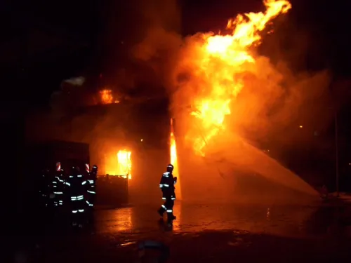 37.FF_Flammen Hintergrund_3 Einsatzkräfte davor