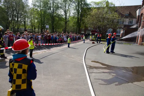 26.04.2013 Ortsfeuerwehr Limmer übt in der GS Kastanienhof