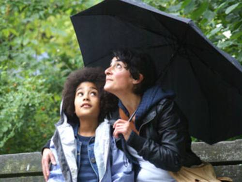 Ein großer Schirm schützt Mutter und Kind