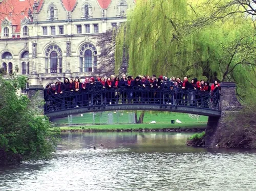 Eine Gruppe Stadtteilmütter auf einer Brücke im Maschpark