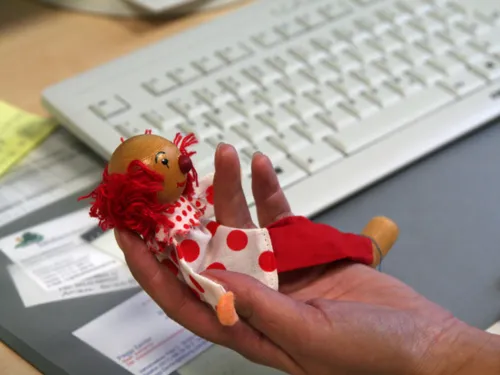 Kleiner Holzclown vor PC-Tastatur
