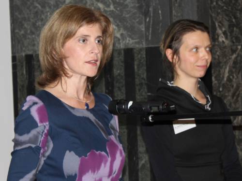 Zwei Frauen stehen nebeneinander im Mosaiksaal hinter einem Rednerinnenpult. Die Linke spricht.