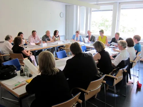 Foto vom Internationalen Ausschuss im Gebäude der Bauverwaltung.