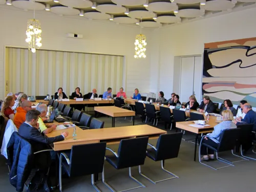 Blick auf den Internationalen Ausschuss im Gobelinsaal des Neuen Rathauses