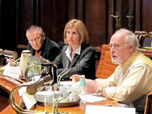 Im Vordergrund rechts Ratsherr WIlfried Engelke, daneben das beratende Mitglied Dr. Koralia Sekler