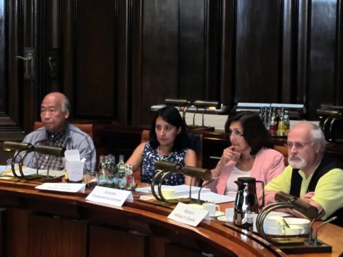 (V.l.) Dang Chau Lam, Dr. Dimitra Tekidou-Kühlke, Graciela Guàqueta-Kozonnek und Ratsherr Wilfried Engelke (FDP)