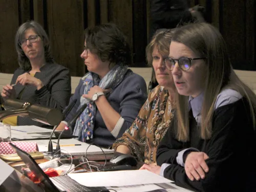 Vier Frauen sitzen im Hodlersaal des Neuen Razhauses hinter Pulten.