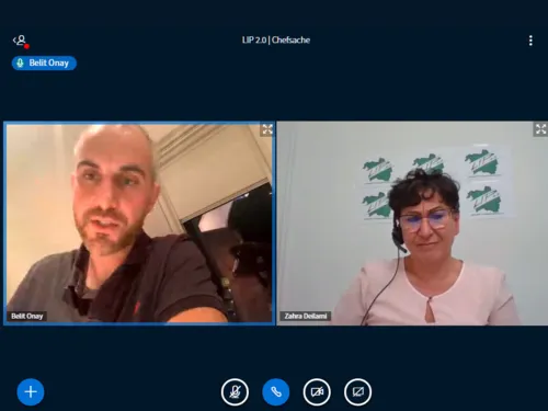 Eine Frau und ein Mann sind als Kacheln in einem Online-Konferenzsystem dargestellt.