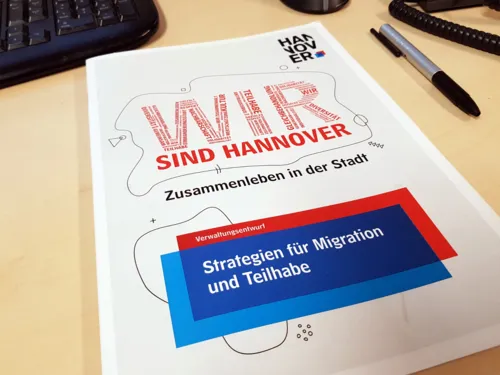 Ein DIN-A-4-Heft mit dem neuen Titel liegt auf einem Schreibtisch
