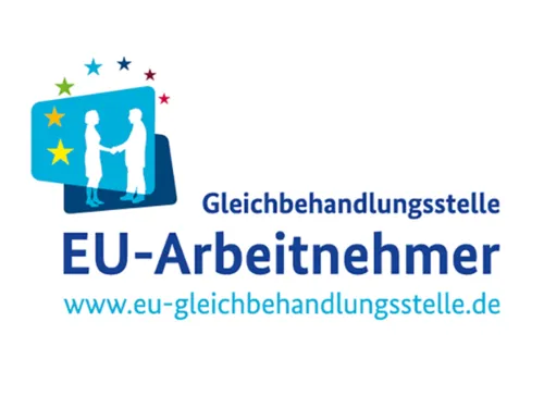 Das Logo der EU-Gleichbehandlungsstelle zeigt oben links eine Grafik, bei der sich eine Frau und ein Mann die Hand geben, darüber sind im Halbkreis Europas Sterne angeordnet. Rechts und im Zentrum des Logos stehen die Worte "Gleichbehandlungsstelle EU-Arbeitnehmer" und die Internetadresse www.eu-gleichbehandlungsstelle.de.