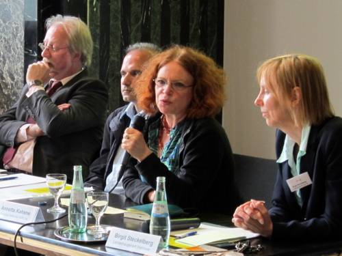 V.l. die Referenten/innen Gerd Bücker, Dr. Peyman Javaher-Haghighi, Anette Kahane und Moderatorin Birgit Steckelberg
