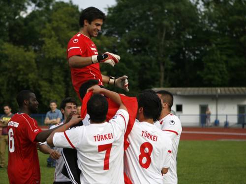 Die türkische Mannschaft feiert ihren Torhüter
