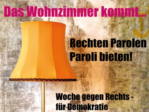 Vor einer Betonwand ist die Abbildung einer Schirmlampe erkennbar. Im zweifarbigen Schriftzug steht: "Das Wohnzimmer kommt. Rechten Paroli bieten! Woche gegen Rechts - für Demokratie"