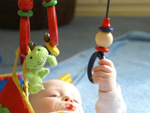 Baby untersucht Spielzeug