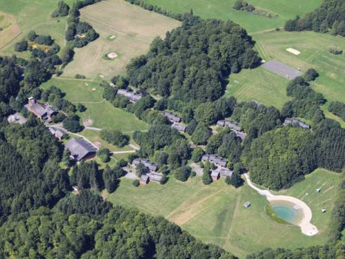 Luftbild des Feriendorfes und des Badsee in Eisenberg/ Kirchheim