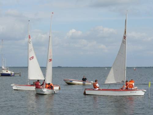 Jugendliche beim Segeln im Sommer