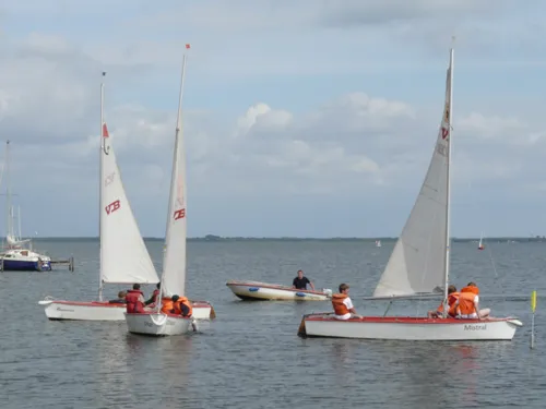 Jugendliche beim Segeln im Sommer
