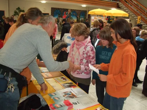 Kollegeninnen und Kollegen des Jugendschutzes bei einer Prävetnionsveranstaltung