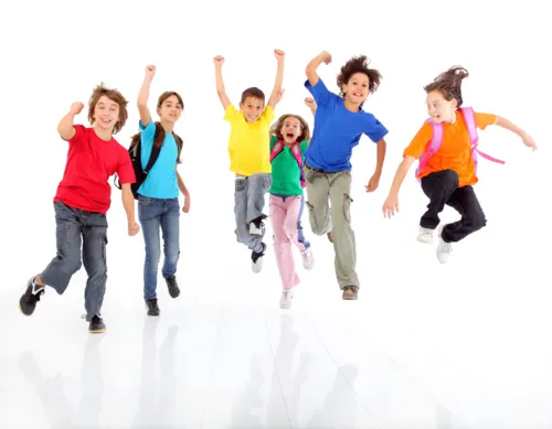 fr&ouml;hlich springende Kinder